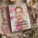 Młodość na wyciągnięcie dłoni? Recenzja „Z masażem Ci do twarzy” Karoliny Mazgaj